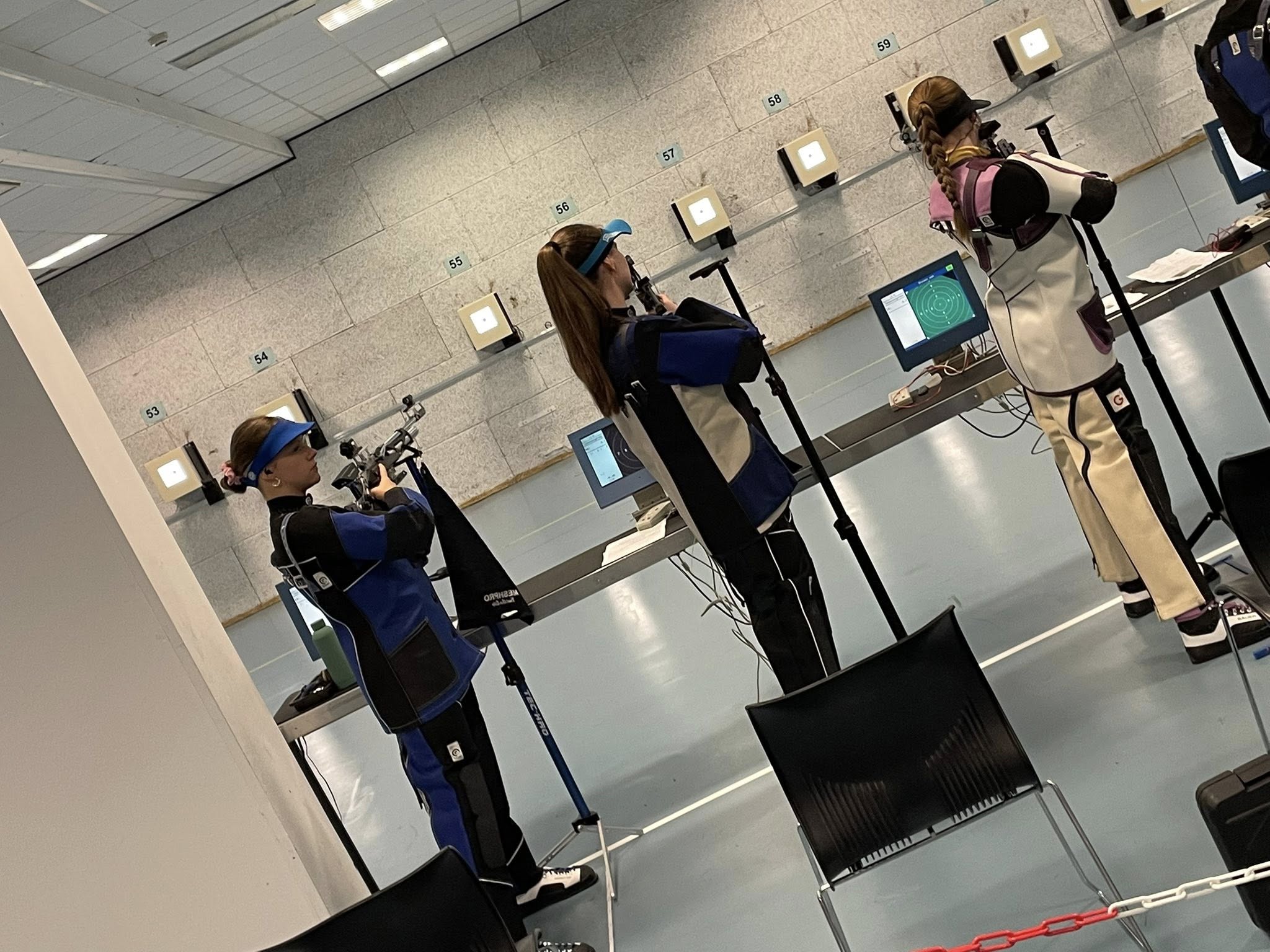 Hanna und Jana starten in Ihren Wettkampf